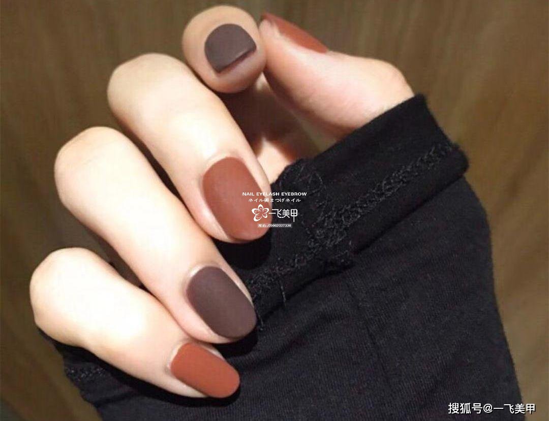 深棕色美甲真的愛(ài)了！復(fù)古又顯白~