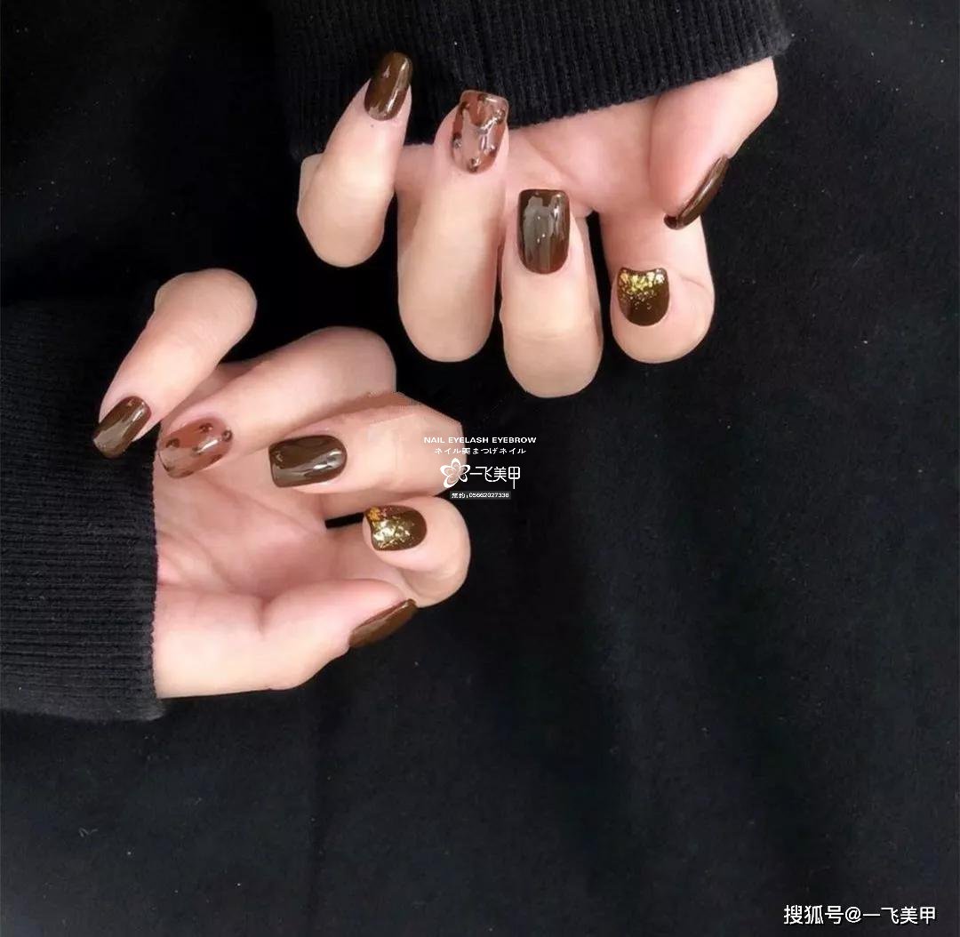 深棕色美甲真的愛(ài)了！復(fù)古又顯白~