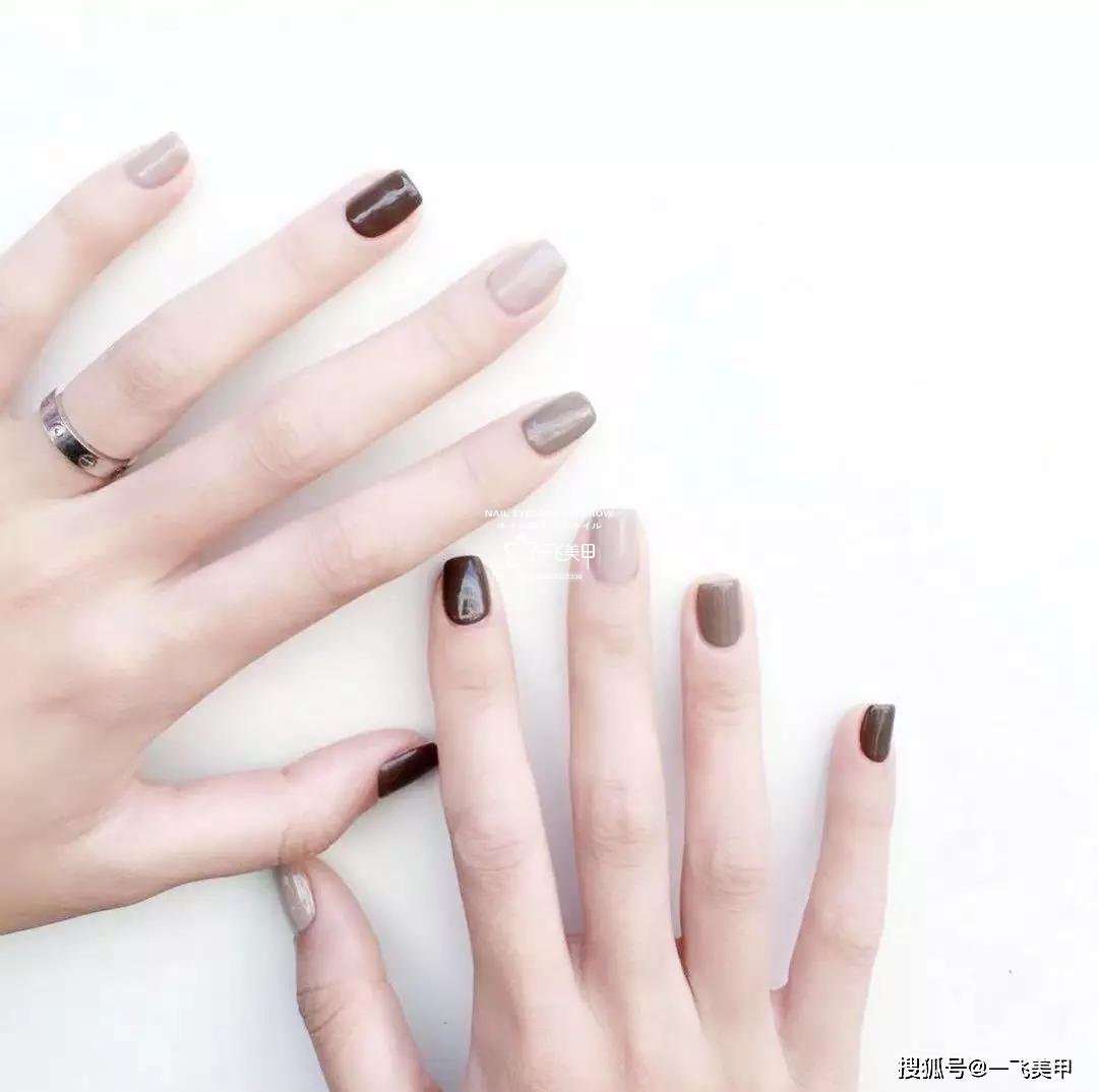 深棕色美甲真的愛(ài)了！復(fù)古又顯白~