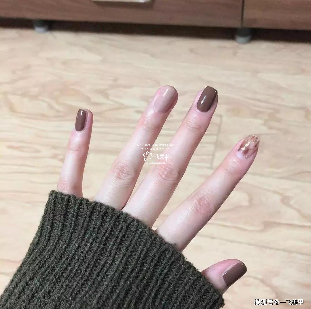 深棕色美甲真的愛(ài)了！復(fù)古又顯白~