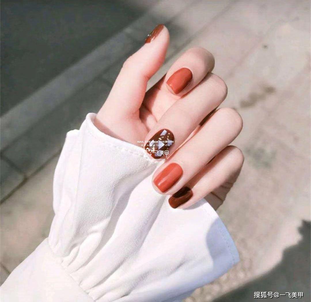深棕色美甲真的愛了！復(fù)古又顯白~