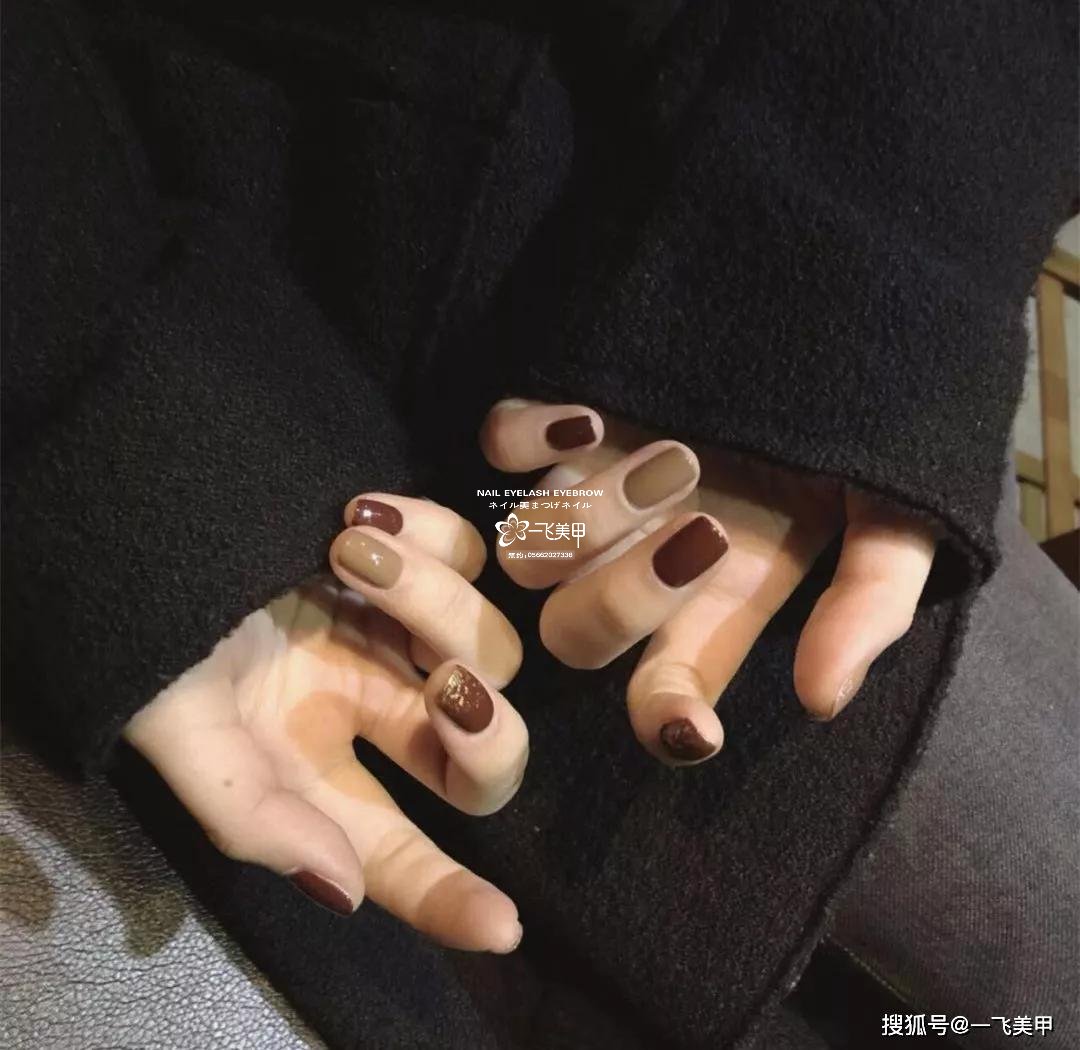 深棕色美甲真的愛(ài)了！復(fù)古又顯白~