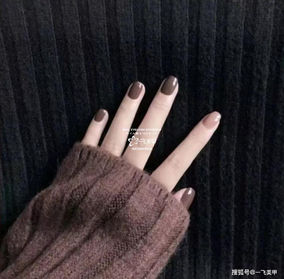 深棕色美甲真的愛(ài)了！復(fù)古又顯白~