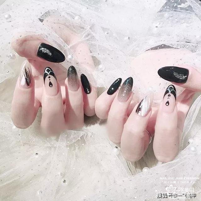 我的天啊！居然黑色美甲也可這樣溫柔好看呢