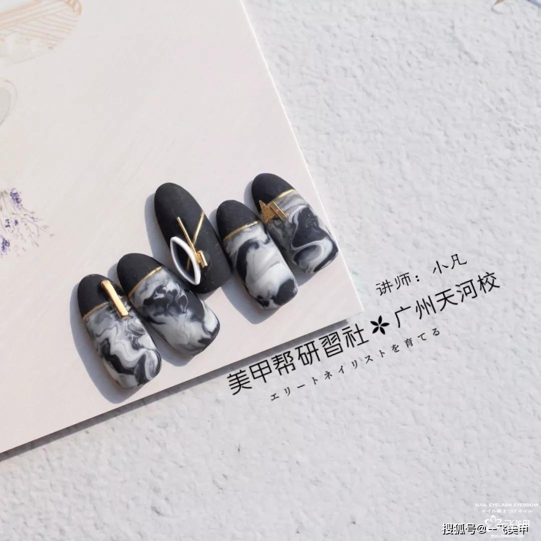我的天??！居然黑色美甲也可這樣溫柔好看呢