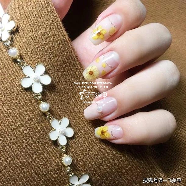 干花美甲要怎么搭才好看呢？