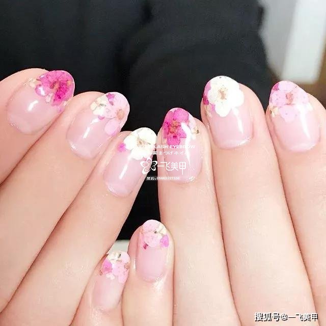 干花美甲要怎么搭才好看呢？