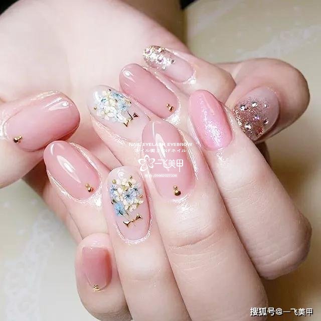 干花美甲要怎么搭才好看呢？