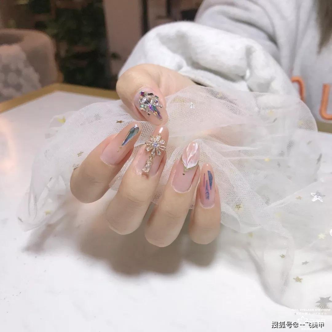 超仙氣的透感碎玻璃美甲，誰做誰美