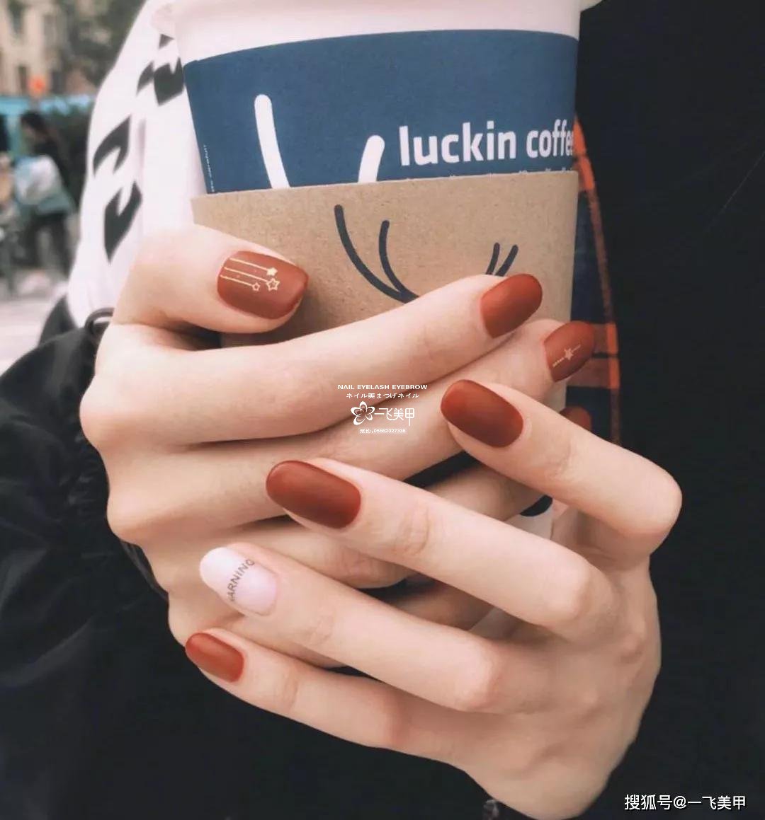 95%的人都會(huì)選擇的紅棕色美甲，太美了...