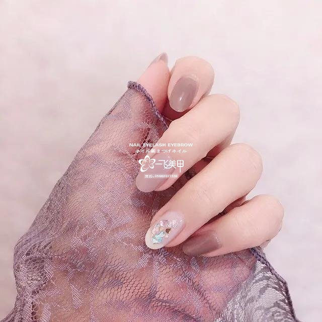 就讓這些半透明的美甲，陪你過美美的春天吧