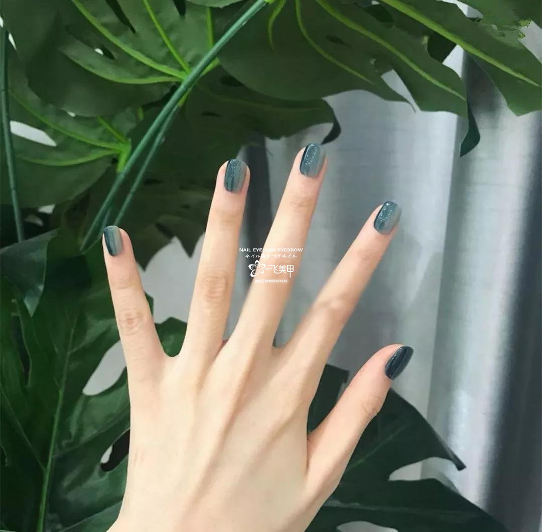巨顯白的綠色美甲，這款必火