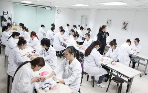 為你的指甲做一個(gè)免費(fèi)健康SPA