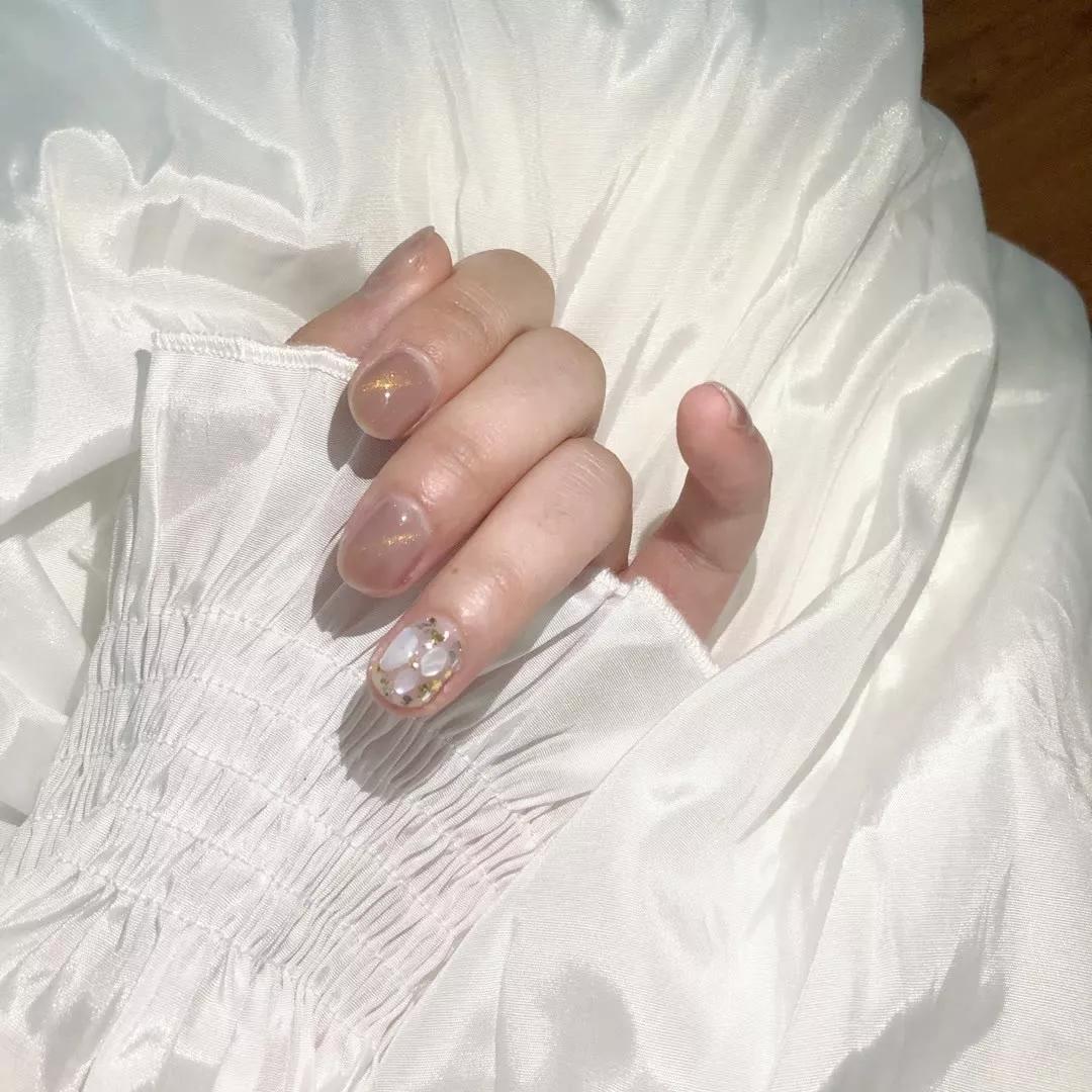 想做美甲？我告訴你今年流行什么色！