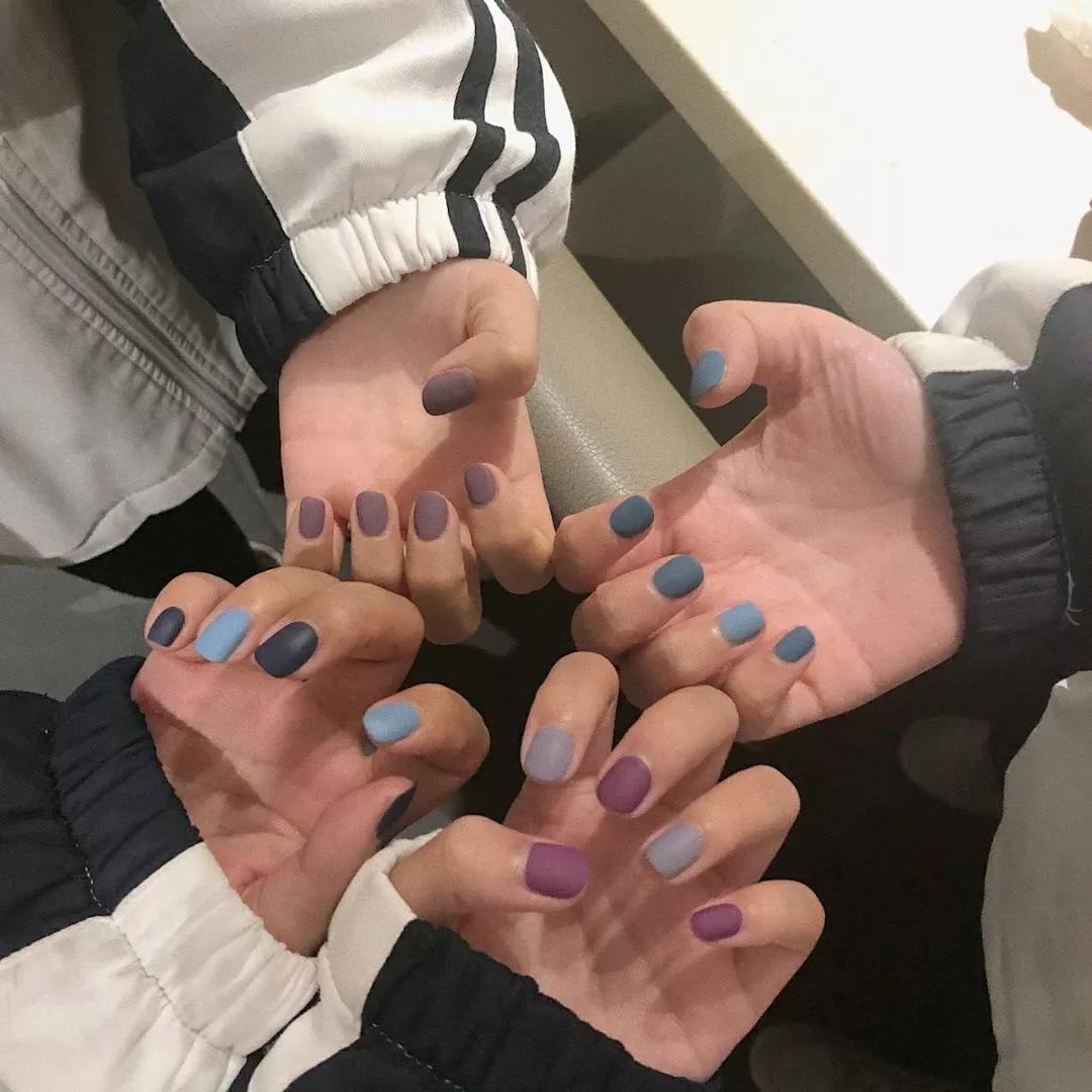 想做美甲？我告訴你今年流行什么色！