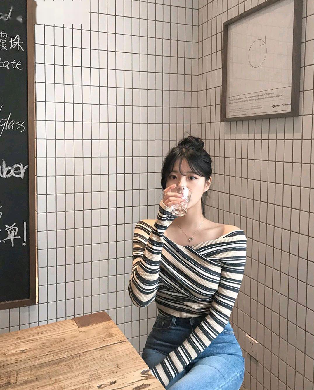 露肩毛衣+直筒褲+裙子的穿衣搭配，美炸了！