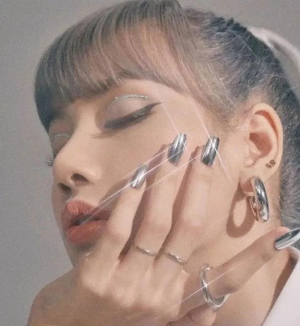 lisa是什么寶藏女孩啊，同款美甲也太種草了吧