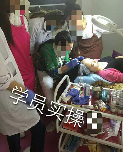 學(xué)員實(shí)操練習(xí)發(fā)際線技術(shù)中
