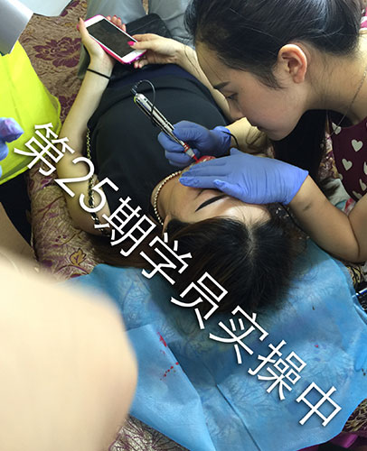 學(xué)員小張實(shí)操漂唇中