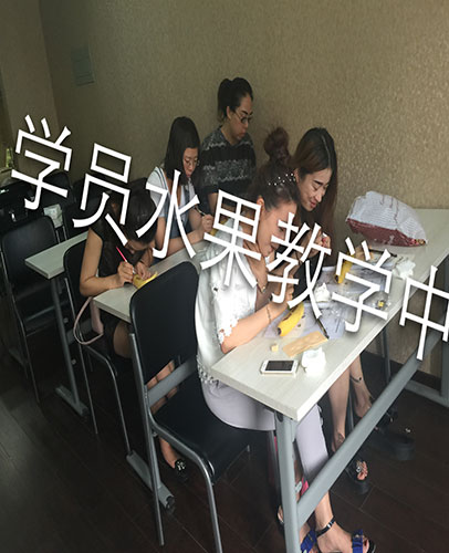 學(xué)員在仿生皮上練習(xí)中
