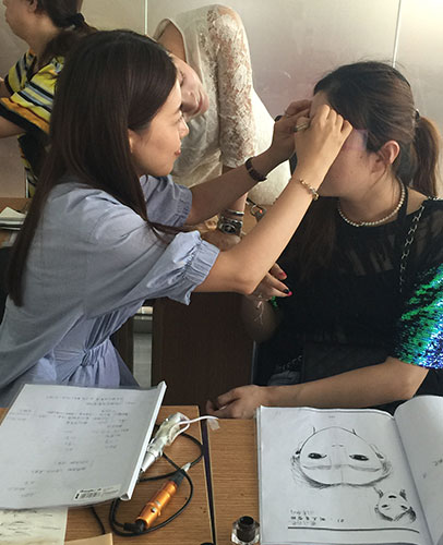 學(xué)員設(shè)計(jì)眉型中