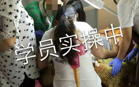 學員實操練習中，互相交流