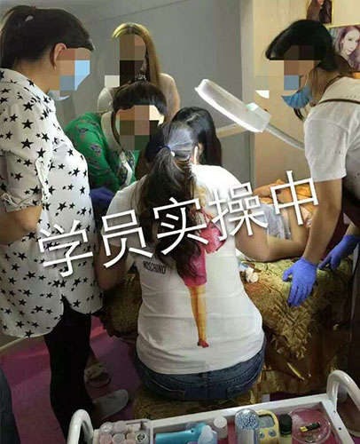 學(xué)員實(shí)操練習(xí)中，互相交流