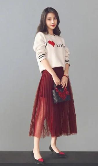 扔掉你的衛(wèi)衣吧！今年流行“字母衫+半身裙”，時髦顯嫩很優(yōu)雅