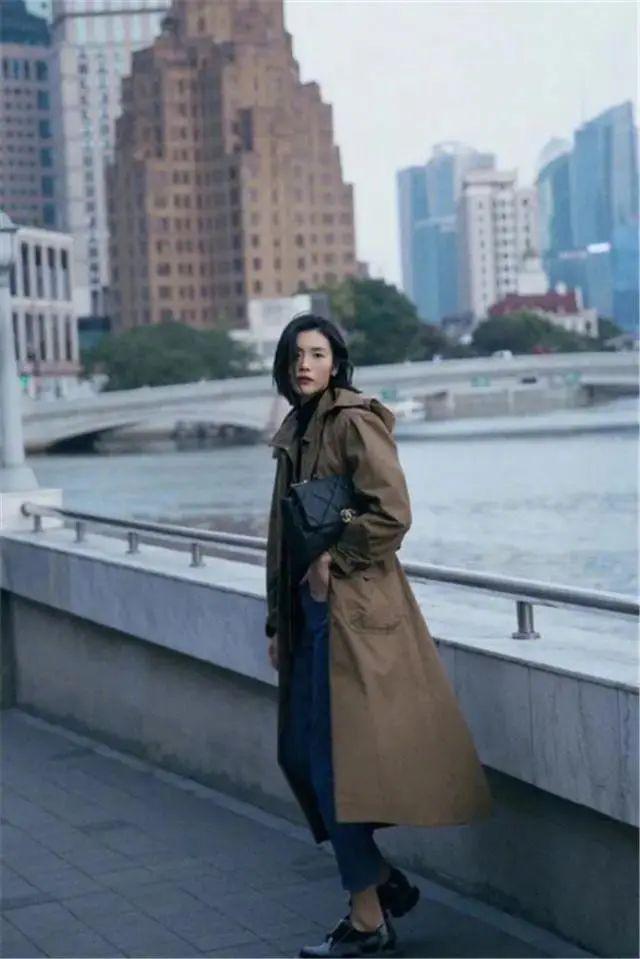 風(fēng)衣不吃香了，現(xiàn)在正流行這件“腳踝衣”，顯瘦高級，明星都愛了