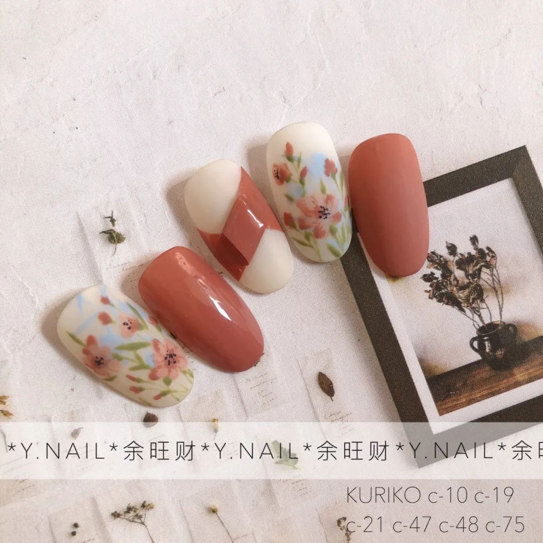 有點(diǎn)復(fù)古的日系立體蝴蝶結(jié)美甲