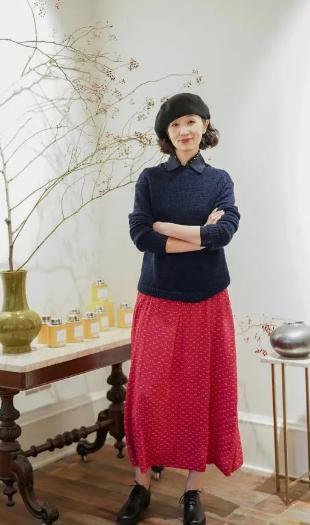 女人到了中年，放棄牛仔褲配運(yùn)動(dòng)鞋吧！瞧三木媽媽這樣穿，太氣質(zhì)