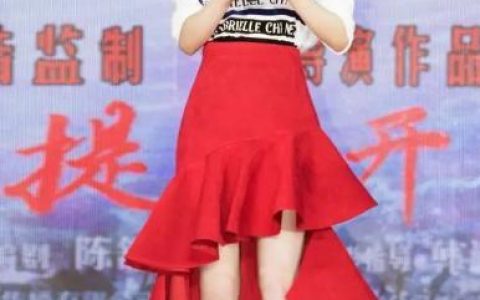 扔掉你的衛(wèi)衣吧！今年流行“字母衫+半身裙”，時(shí)髦顯嫩很優(yōu)雅