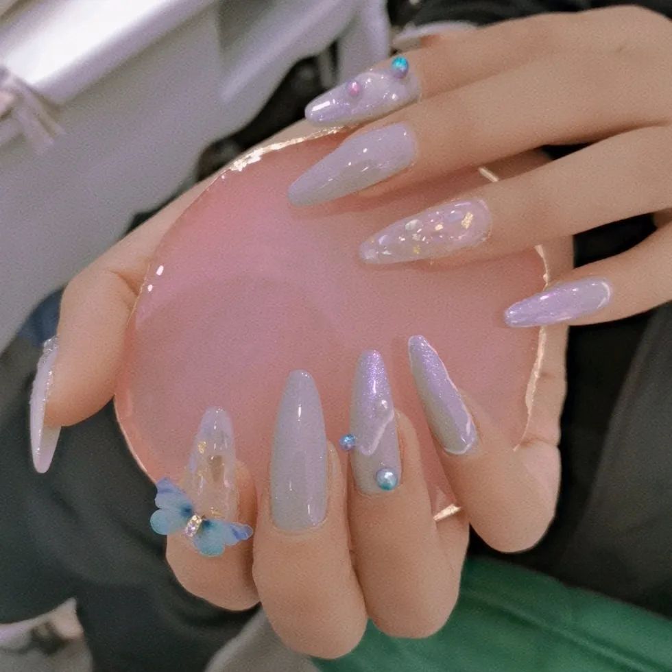 蝴蝶+極光色美甲，太美了