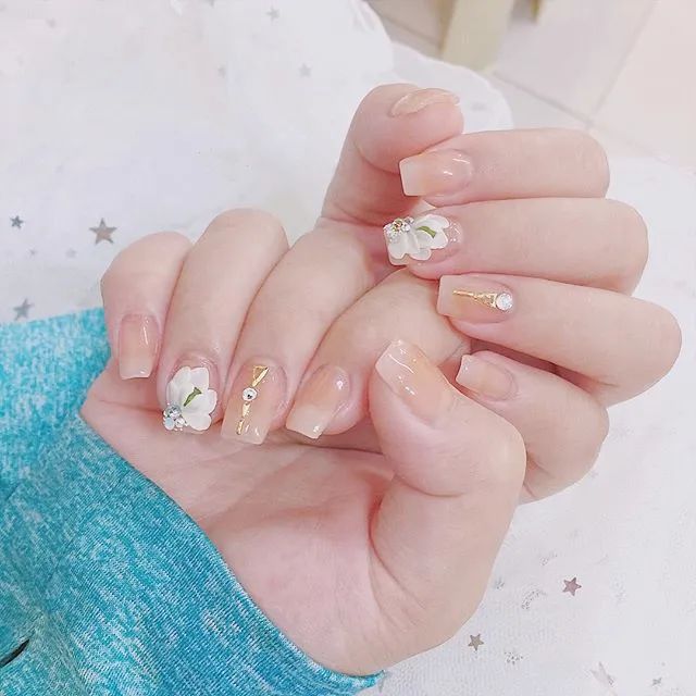 美出天際的日系立體雕花美甲