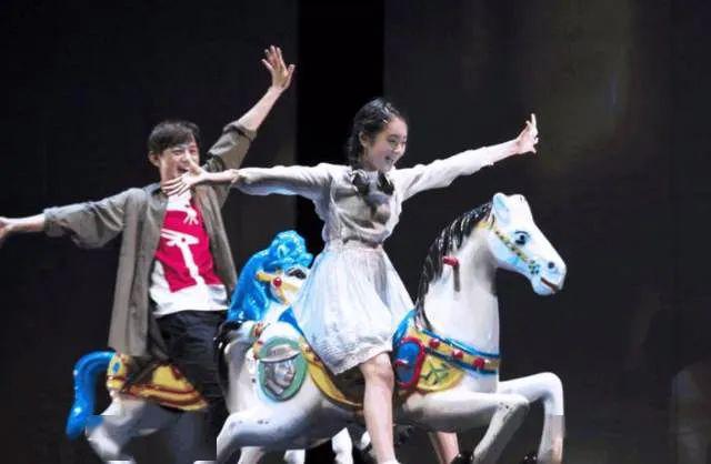 黃磊女兒穿露腰bra上熱搜引爭議：孫莉，你怎么養(yǎng)的女兒！