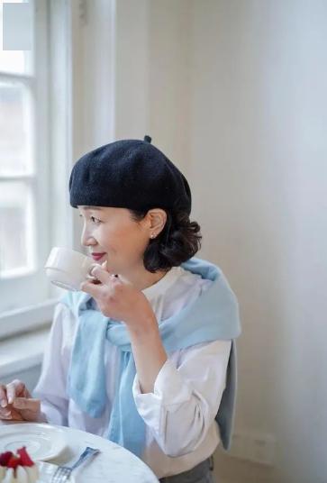 女人到了中年，放棄牛仔褲配運(yùn)動(dòng)鞋吧！瞧三木媽媽這樣穿，太氣質(zhì)