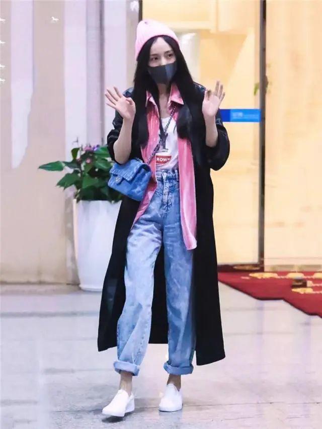 風(fēng)衣不吃香了，現(xiàn)在正流行這件“腳踝衣”，顯瘦高級，明星都愛了