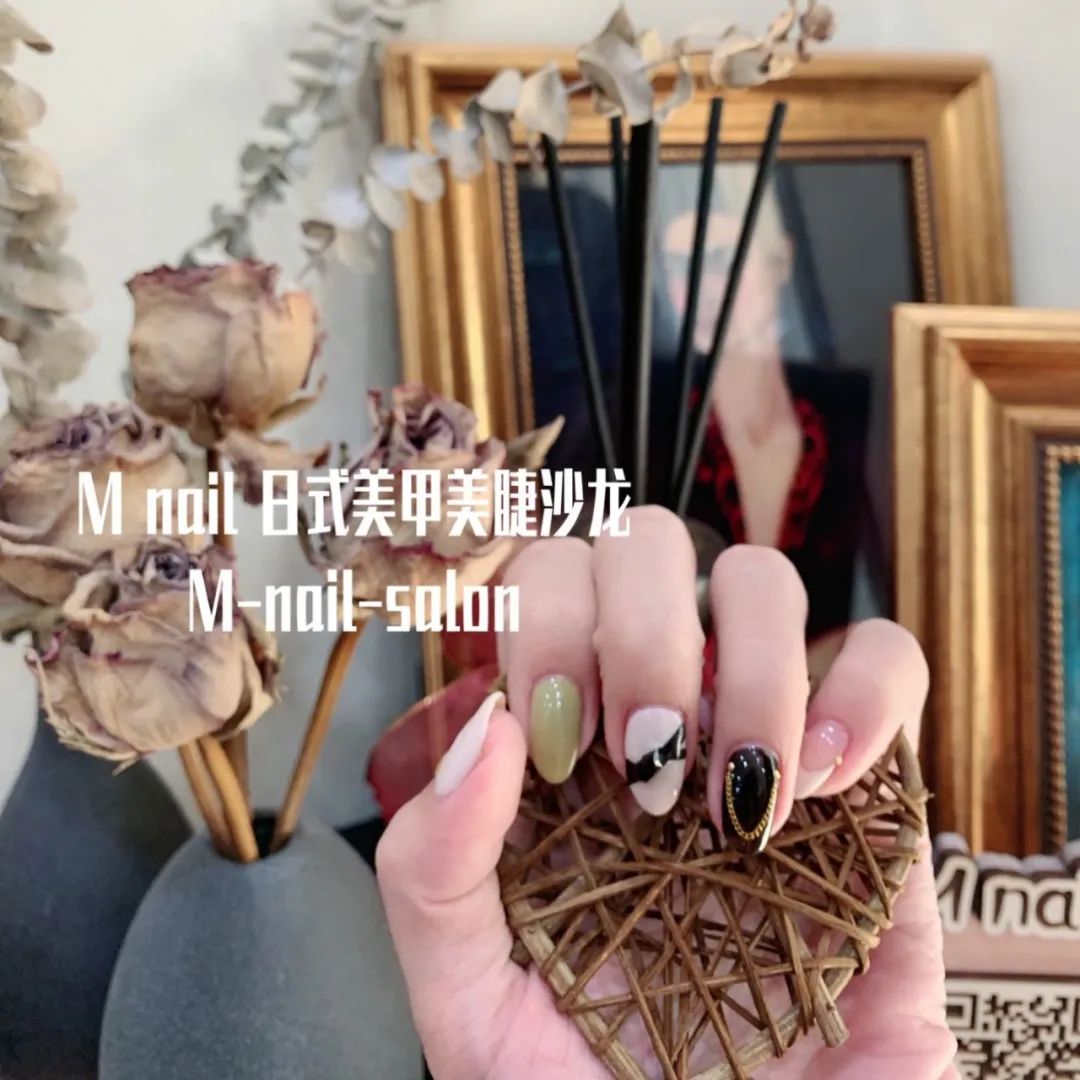 有點(diǎn)復(fù)古的日系立體蝴蝶結(jié)美甲