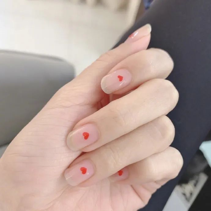 Lisa、宋妍霏……同款美甲，我都給你們扒出來了！