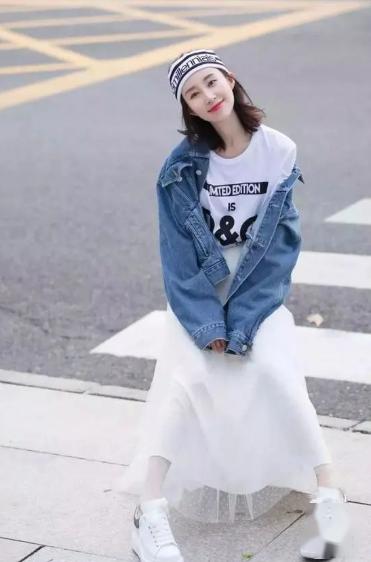 扔掉你的衛(wèi)衣吧！今年流行“字母衫+半身裙”，時髦顯嫩很優(yōu)雅