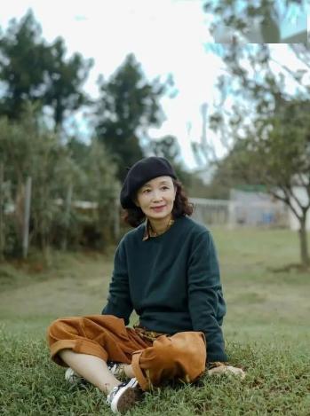 女人到了中年，放棄牛仔褲配運(yùn)動(dòng)鞋吧！瞧三木媽媽這樣穿，太氣質(zhì)