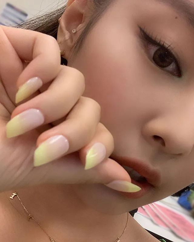 Lisa、宋妍霏……同款美甲，我都給你們扒出來了！