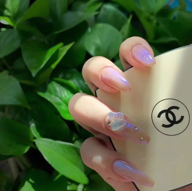 蝴蝶+極光色美甲，太美了