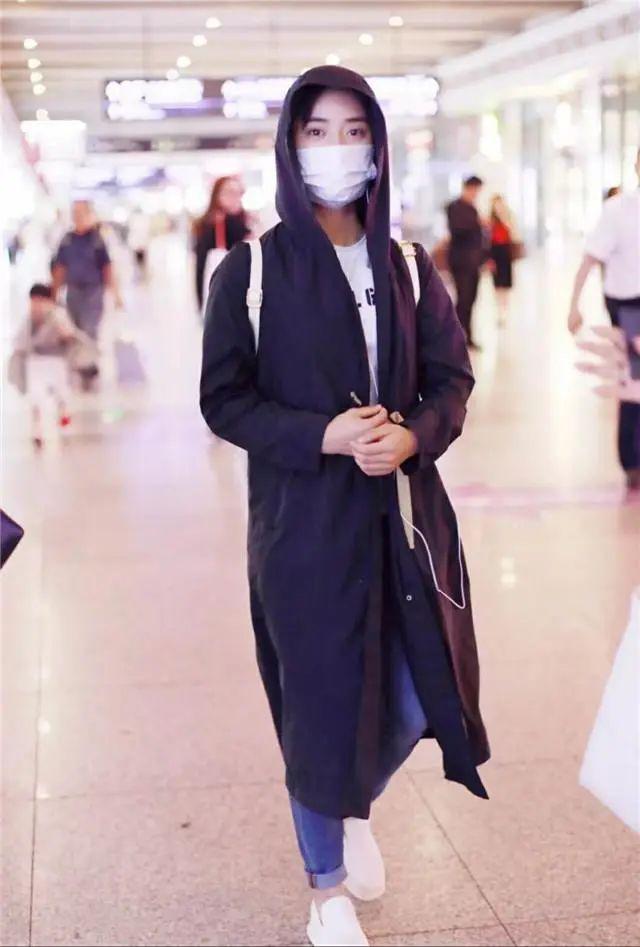 風(fēng)衣不吃香了，現(xiàn)在正流行這件“腳踝衣”，顯瘦高級，明星都愛了