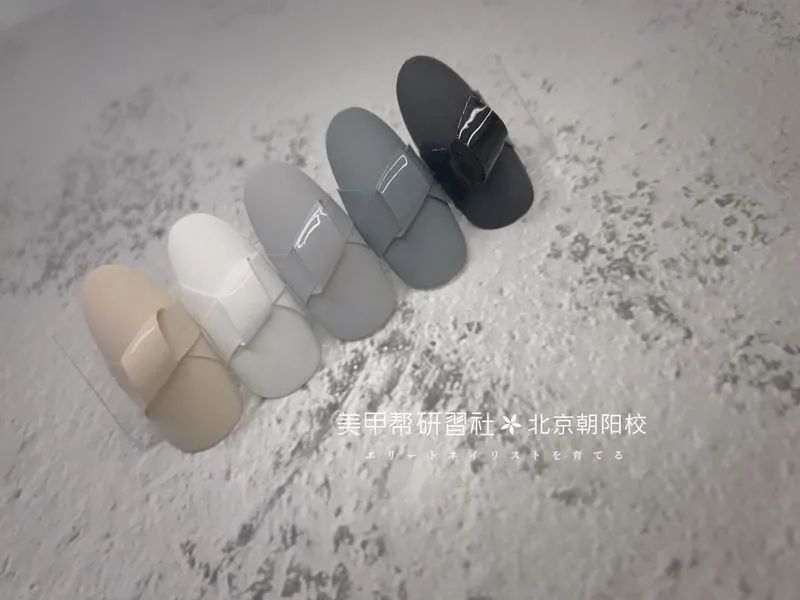 有點(diǎn)復(fù)古的日系立體蝴蝶結(jié)美甲