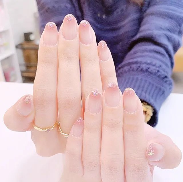 春夏最火的裸透色美甲，誰(shuí)做誰(shuí)美