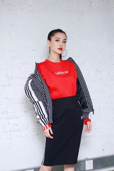 扔掉你的衛(wèi)衣吧！今年流行“字母衫+半身裙”，時髦顯嫩很優(yōu)雅