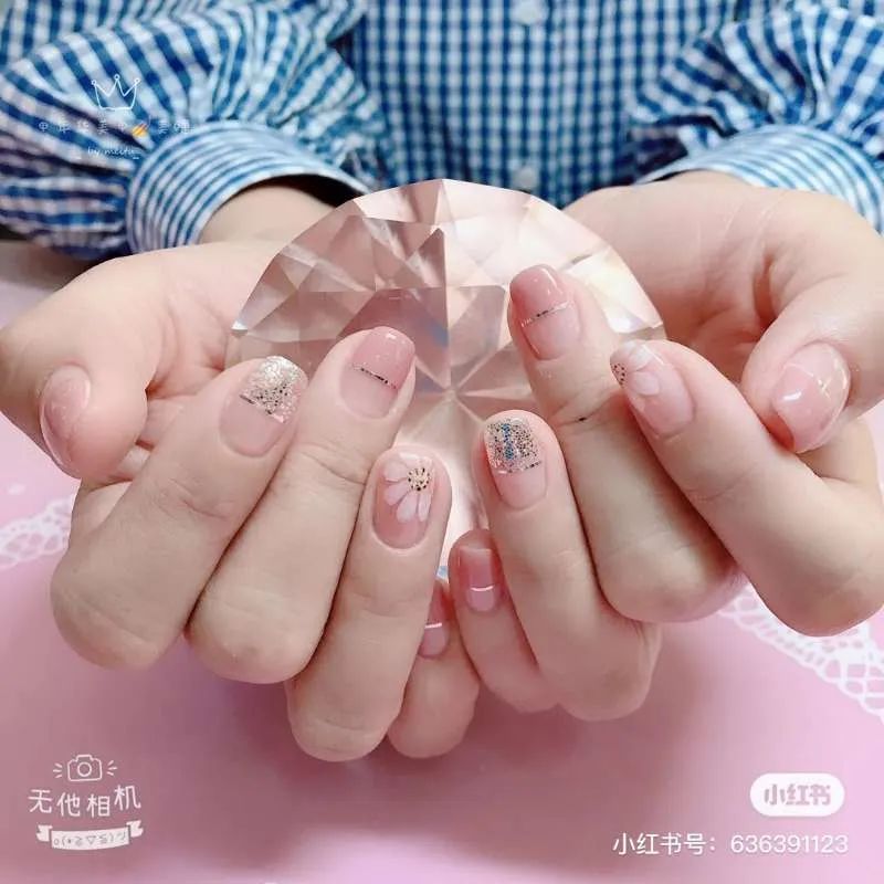 來看看大家最近都做了什么美甲款式