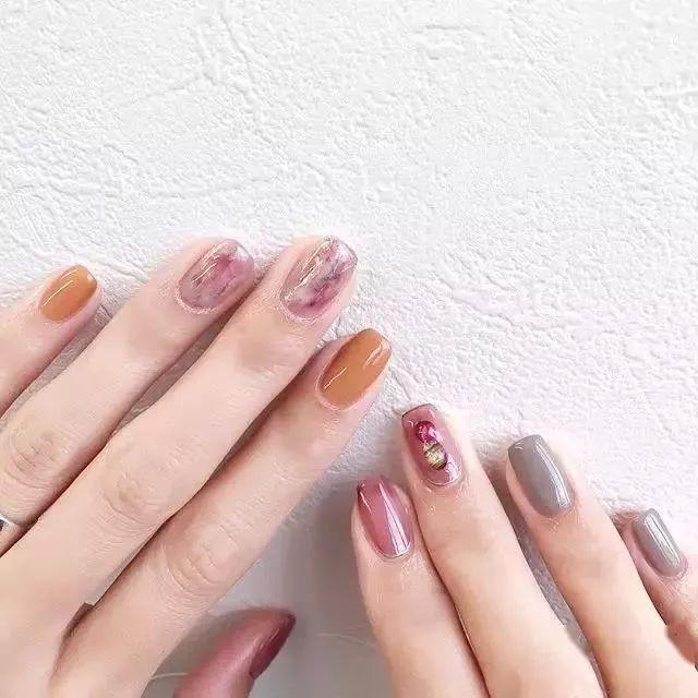 適合上班、約會(huì)的好感度美甲，美的不重樣