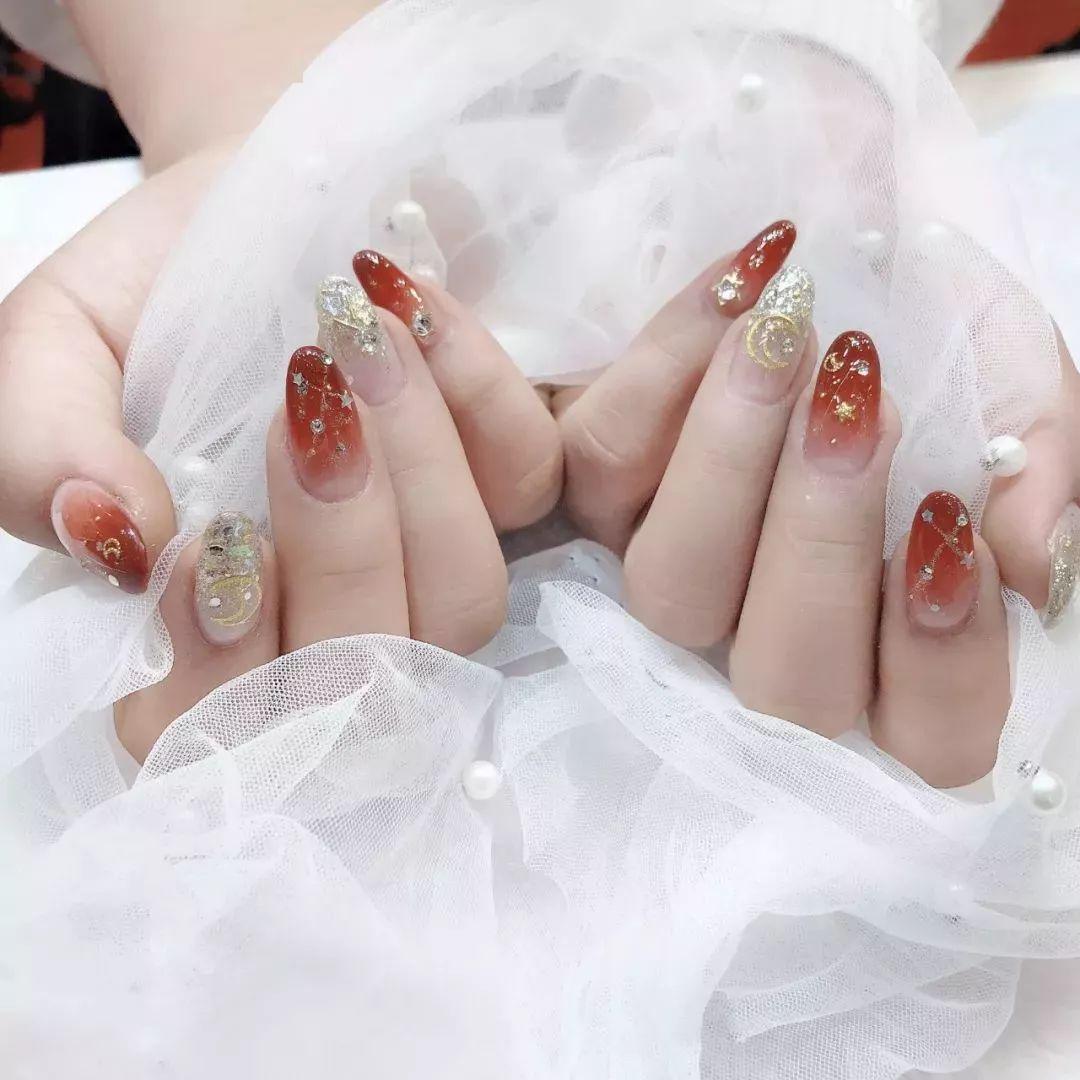適合上班、約會(huì)的好感度美甲，美的不重樣